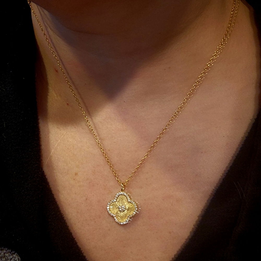 Necklace Clover Stainless Steel Plated gold. Moissanite 1ct. stone. Hupoallergen